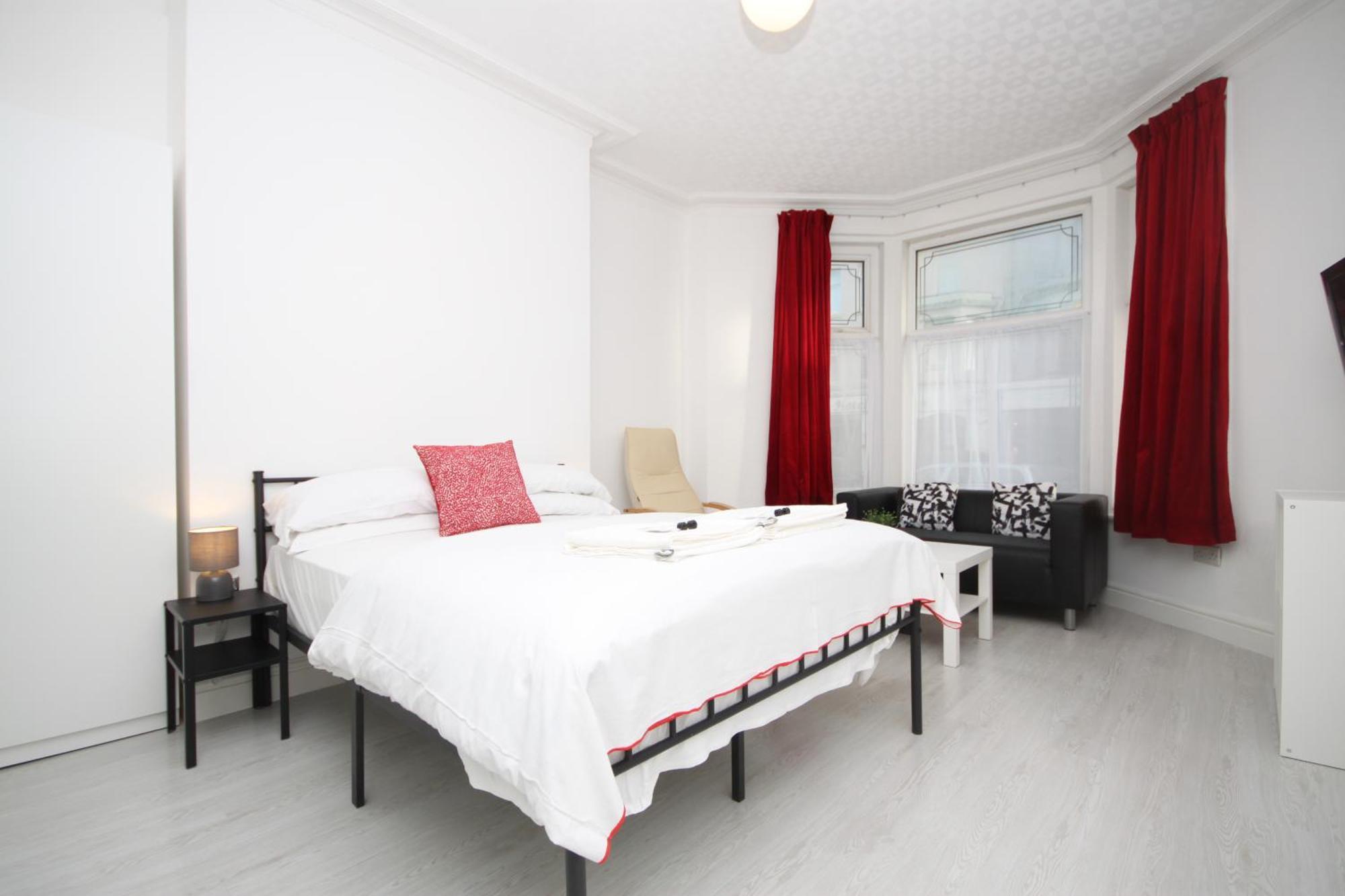 Barton Beachside - Stylish Studio Apartment, Double & Single - Central Beach & Promenade Location - Over 21'S, Family Friendly Only, Id Required Blackpool Rom bilde