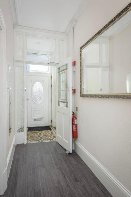 Barton Beachside - Stylish Studio Apartment, Double & Single - Central Beach & Promenade Location - Over 21'S, Family Friendly Only, Id Required Blackpool Eksteriør bilde