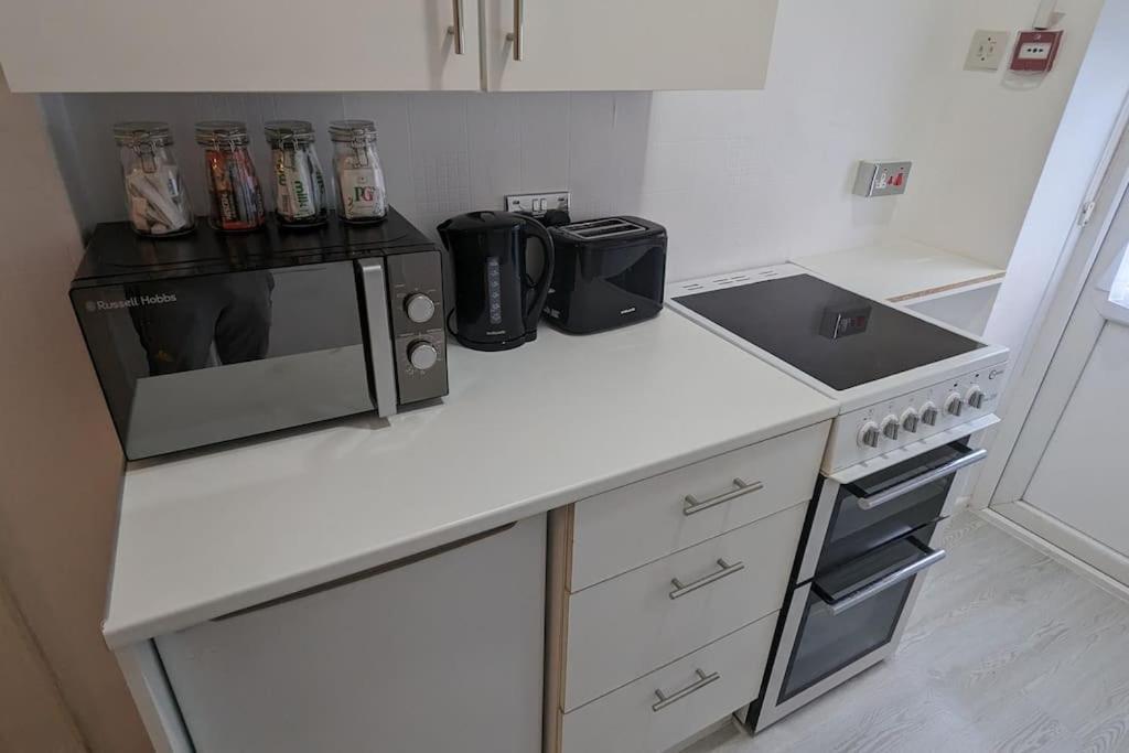 Barton Beachside - Stylish Studio Apartment, Double & Single - Central Beach & Promenade Location - Over 21'S, Family Friendly Only, Id Required Blackpool Eksteriør bilde