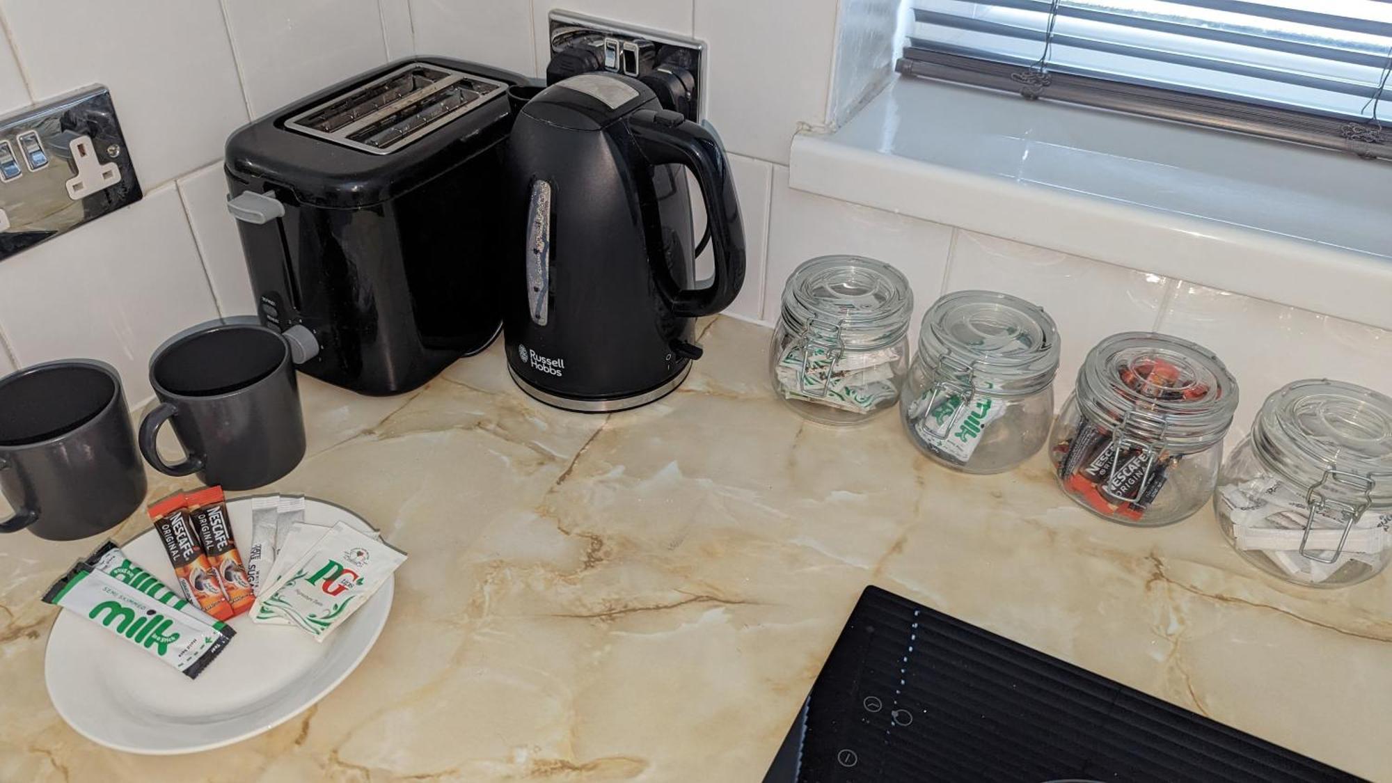 Barton Beachside - Stylish Studio Apartment, Double & Single - Central Beach & Promenade Location - Over 21'S, Family Friendly Only, Id Required Blackpool Eksteriør bilde